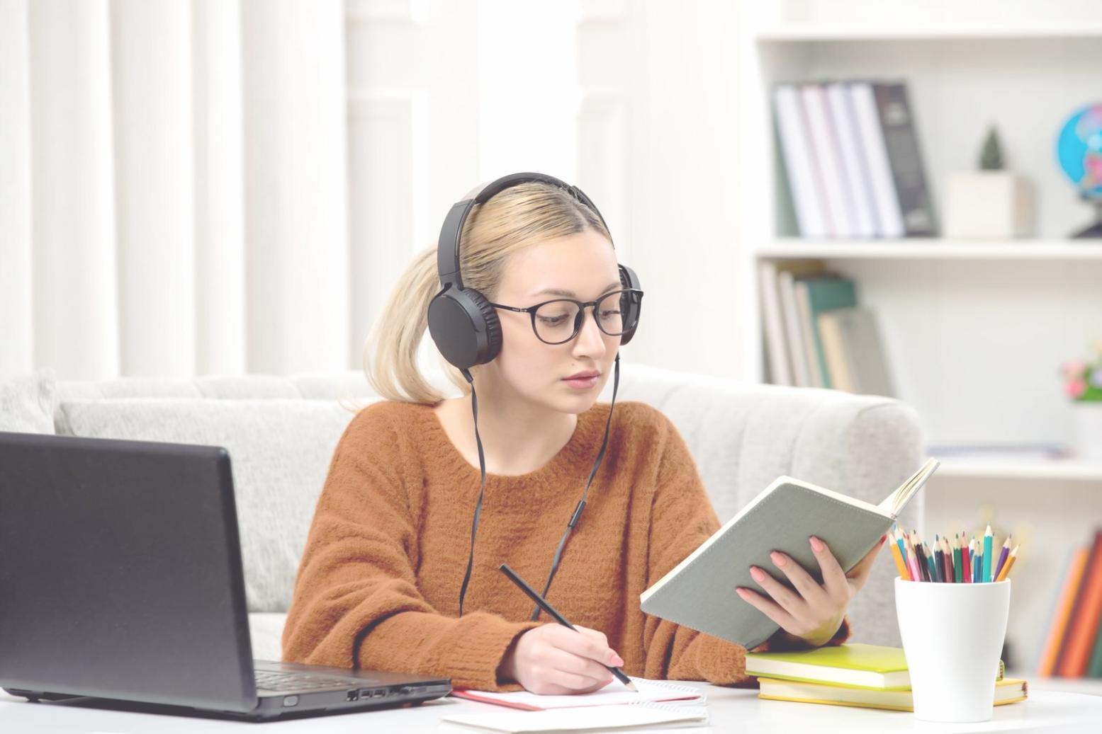 Équipe en formation sur les outils financiers numériques